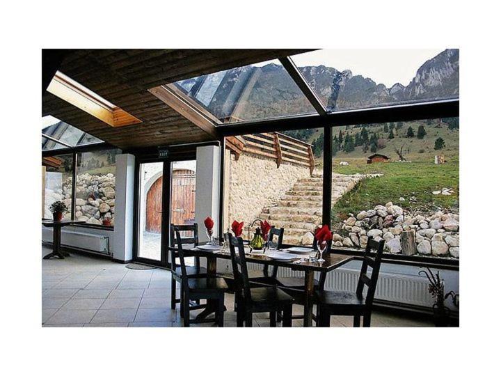 Zărneşti Taverna Pietrei Craiului מראה חיצוני תמונה
